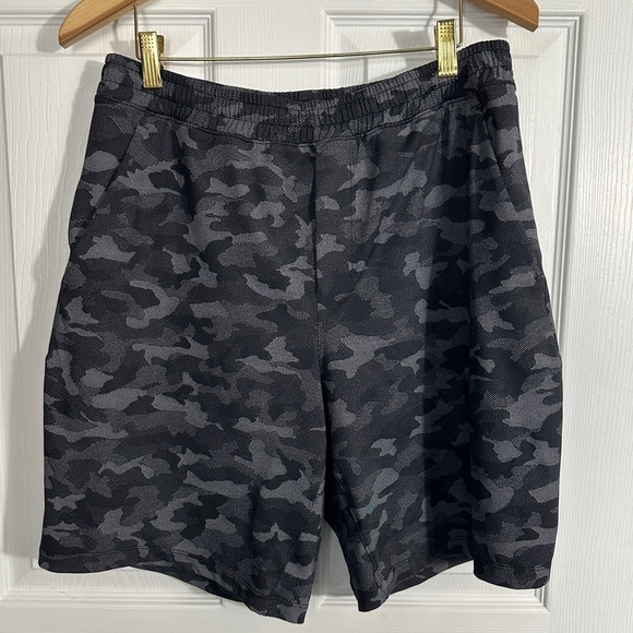 Men's Lululemon size large Pace Breaker athletic shorts, black camo - Picture 1 of 8